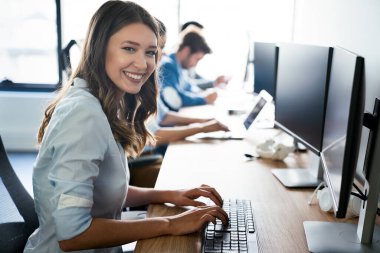 Bilgi teknolojisi şirketinde işbirliği yapan programcılar