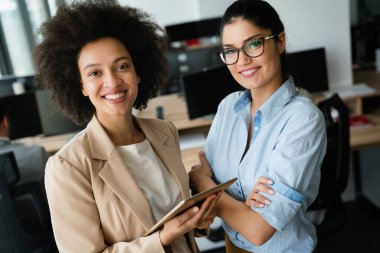 İş ortaklarının toplantıda belge ve fikirleri tartıştığı resim