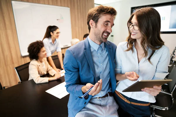 Bilde Samarbeidspartnere Som Diskuterer Dokumenter Ideer Møtet – stockfoto