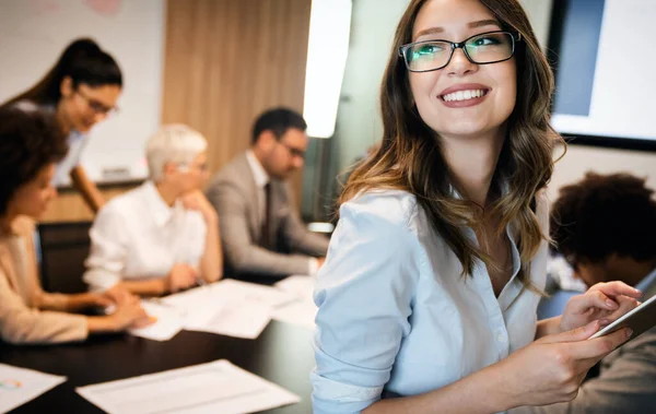 Grupo Empresarios Multiétnicos Trabajando Juntos Lluvia Ideas Oficina — Foto de Stock