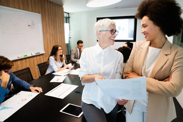 Les Gens Affaires Travaillent Conférence Réunion Dans Bureau Moderne — Photo