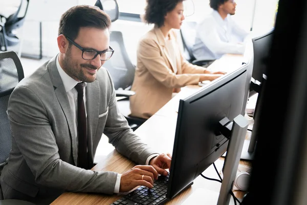 Portrait Une Équipe Affaires Prospère Travaillant Ensemble Bureau — Photo