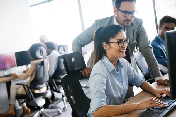 Programadores Que Trabajan Una Oficina Compañía Desarrollo Software — Foto de Stock