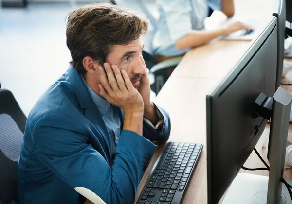 Fiatal Fáradt Üzletember Problémákkal Stresszel Irodában — Stock Fotó