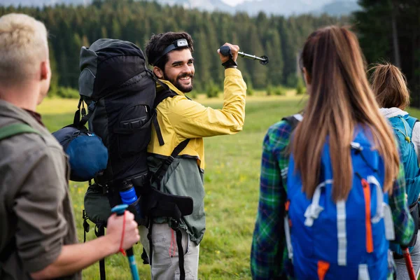 Skupina Přátel Trekking Batohy Chůze Venku — Stock fotografie