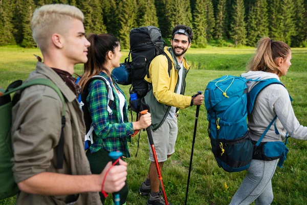 Přátelé Turistika Spolu Venku Objevování Divočiny Baví — Stock fotografie