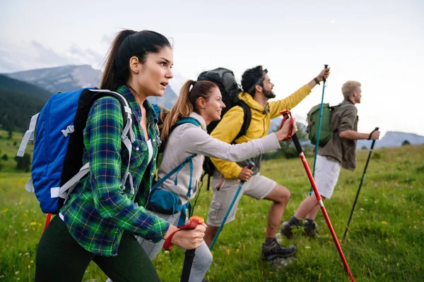 Groep Vrienden Wandelen Met Rugzakken Wandelen Buiten — Stockfoto