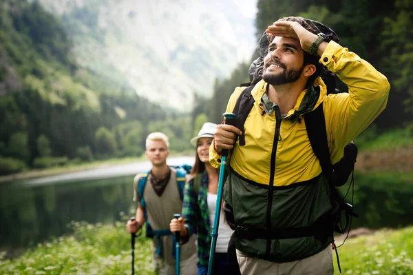 Gente Excursión Grupo Amigos Excursionistas Felices Trekking Como Parte Actividad — Foto de Stock