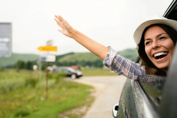 Mujer Viaje Por Carretera Saludando Por Ventana Sonriendo Viajes Diversión — Foto de Stock