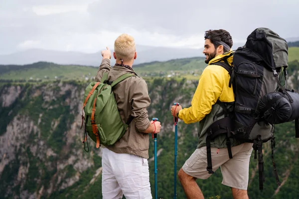 Grupo Jóvenes Amigos Felices Disfrutando Actividad Aire Libre Juntos — Foto de Stock