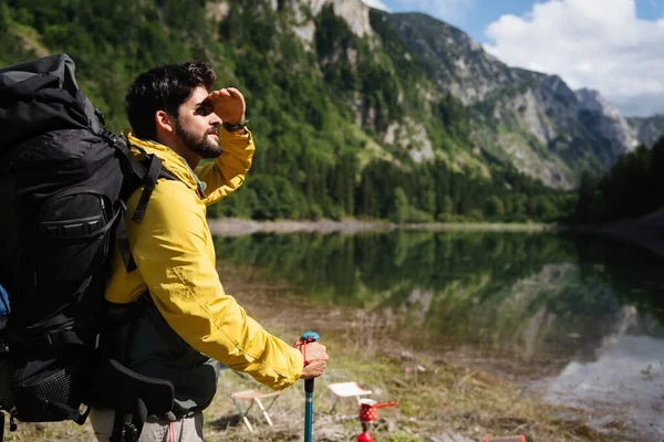 Senderismo Activo Joven Excursionista Disfrutando Vista Mirando Paisaje Montaña — Foto de Stock