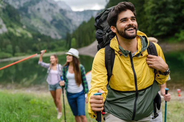 Mensen Wandelen Groep Van Gelukkige Wandelaars Vrienden Trekking Als Onderdeel — Stockfoto