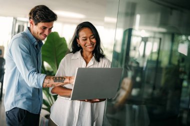 Bir grup çok ırklı, çeşitli iş adamları finans şirketleri için fikir ve çözümleri tartışmak üzere bir toplantı yapıyorlar. Mutlu iş adamları büyüme ve başarı elde etmek için birlikte çalışıyorlar..