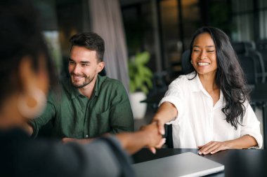 Toplantı, ortaklık ve iş adamları anlaşma, işbirliği ya da biniş için ofiste el sıkışıyor. Çeşitlilik, anlaşma için el sıkışan profesyonel çalışanlar, hoş geldiniz ya da selamlaşma