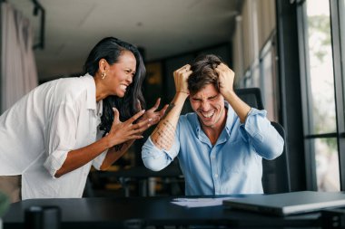 Patron sinirli çalışana bağırıyor, zorbalık yapıyor ve duygusal tacizde bulunuyor. Stresli çalışma ortamı, fazla mesai. Görevdeki çeşitli, çok ırklı insanlar, stres, tartışma, çatışma konsepti