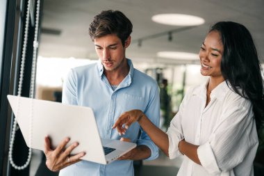 Modern ofis projesinde işbirliği yapan çok ırklı bir grup genç iş adamı. Genç ve başarılı girişimciler takım olarak çalışıyor..