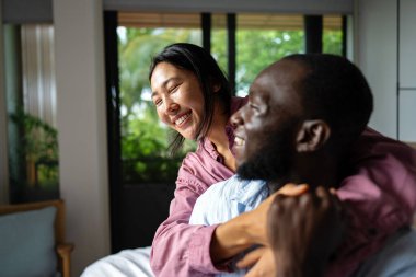 Karşılıklı saygı ve mutlu, başarılı bir ilişki. Sevgi dolu bir çift güven, uyum ve birlikteliğin tadını çıkarıyor, birlikte güçlü ve tatmin edici bir hayat kuruyorlar.