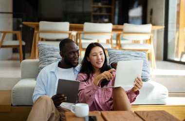 Genç mutlu çift evde dizüstü bilgisayar kullanırken eğleniyor. Dizüstü bilgisayarda yazarken kucaklaşan gençleri sevmek. Mutlu çift gelecek planlarını konuşuyor.