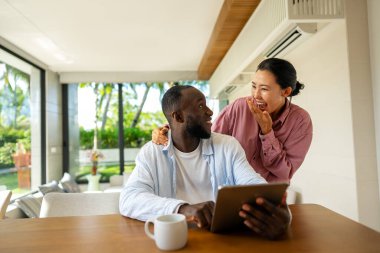 Çevrimiçi eğlence ve sosyal medya. Dijital dünyanın tadını çıkaran, bağlı kalan ve internetin olasılıklarını araştıran çeşitli, etnik çeşitlilikte bir çift.