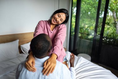 Irklar arası bir çift, neşeli ve samimi bir anın tadını çıkarıyor. Sevgiyi, kahkahayı ve birlikteliği kucaklıyor. Sıcak bir tropikal inzivada.