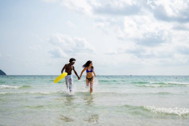Romantik bir plaj kaçamağının keyfini çıkaran ırklar arası bir çift tropik bir cennette sevgi, kahkaha ve birlikteliği kucaklıyor.