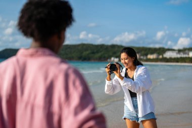 Çok ırklı, çeşitli bir çift, seyahat fotoğrafçılığına olan tutkuları sayesinde unutulmaz anılar yaratarak nefes kesici noktalar keşfediyor.