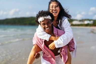 Tropik bir plajda tutkulu bir yaz aşkı. Genç, ırklar arası bir çift macera, kahkaha ve sıcak güneşin altında unutulmaz anlar yaşıyor.