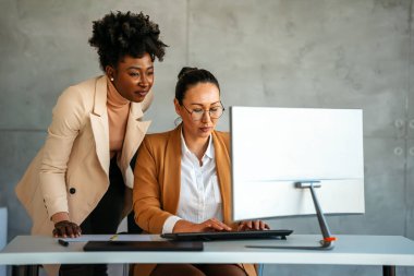 Mutlu orta yaşlı iş kadını yönetim kurulu başkanı çeşitli meslektaş şirketleriyle çalışarak proje yönetimi stratejisini tartışıyor.
