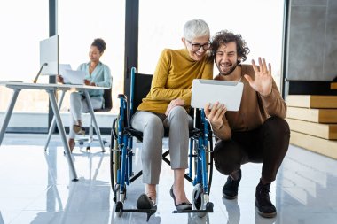 Meşgul iş adamları, programcılar yazılım geliştirici mühendisi ofiste bilgisayar üzerinde çalışıyor. Çok ırklı programcı bir uzman grup, birlikte çalışıyorlar.