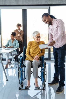 Aralarında tekerlekli sandalyedeki girişimci iş kadınlarının da yer aldığı çeşitli genç profesyonellerden oluşan bir grup, çeşitli iş projeleri hakkında ortak bir tartışmaya girişiyor.