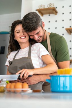Genç bir çift mutfakta yemek yapmayı seviyor. Birbirlerine aşık bir erkek ve kadın kahvaltı hazırlıyor. Hafta sonu evde mutlu ve tasasız yaşıyorlar.