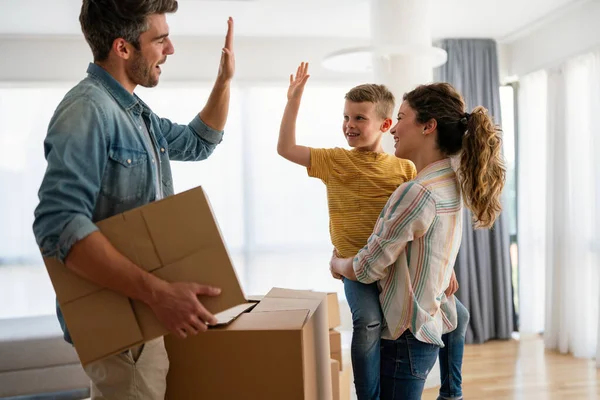 Yeni ev, kutu ve çocuklu aileler, yeni ev kredisi ve gayrimenkul yatırımları. Ev sahibi, taşınma günü için heyecanlı aile, taşınma ve kiralama konsepti