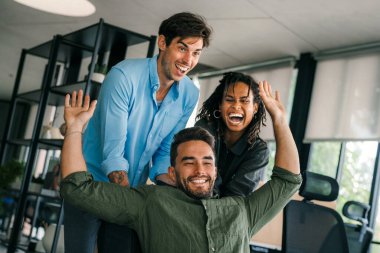 Çeşitli etnik çeşitlilikteki girişimci ve iş adamlarından oluşan başarılı bir grup, kurumsal ofiste hedeflerine ulaşıyor.