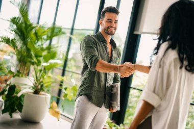 İş adamları, anlaşma için tokalaşma, B2B anlaşması ve proje için işbirliği. El sıkışma, sözleşme ve çalışanlar takım çalışması, selamlama ve terfi ve müzakere için teşekkür ederiz.