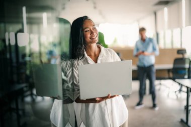 Ofiste çalışan yoğun profesyonel iş kadını çalışanı, genç bayan programcı, bilgisayarla online yatırım veya yazılım geliştirme üzerine düşünüyor..