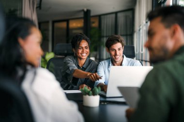 Mutlu yoğun çeşitlilik, çok ırklı iş adamları modern ofiste, şirket toplantısında dizüstü bilgisayarda birlikte çalışıyorlar.. .