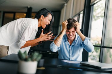 İş yerinde tartışan meslektaşlar, yöneticiler kağıtlar konusunda anlaşamıyorlar, kontratta hata buldular, kağıt işlerinde hata yaptılar, iş ortaklarının belgelerde hak iddia etmeleri, anlaşma konusunda tartışmaları