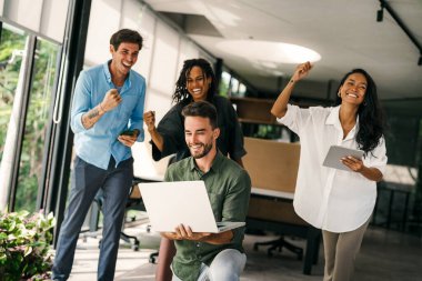 Modern ofis projesinde işbirliği yapan çok ırklı bir grup genç iş adamı. Genç ve başarılı girişimciler takım olarak çalışıyor..