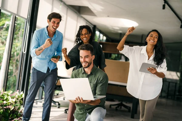 Modern ofis projesinde işbirliği yapan çok ırklı bir grup genç iş adamı. Genç ve başarılı girişimciler takım olarak çalışıyor..