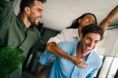 Çok ırklı, çeşitli girişimciler ve iş adamlarından oluşan başarılı bir grup birlikte hedeflere ulaşıyorlar. Görevde başarılı bir projeyi kutluyorlar.