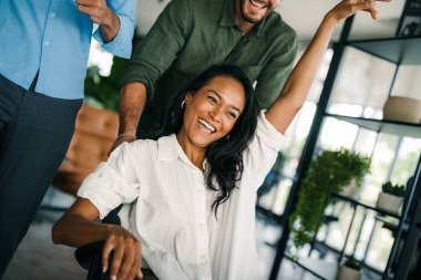 Bir grup çok ırklı genç ofis çalışanı anlık bir haz anında yakalanır. Birlikte son başarılı projeyi kutluyorlar..