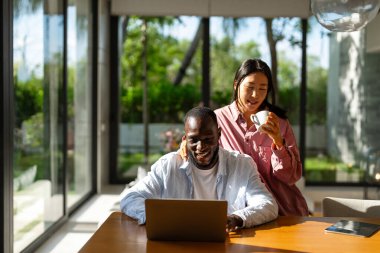 Çevrimiçi eğlence ve sosyal medya. Dijital dünyanın tadını çıkaran, bağlı kalan ve internetin olasılıklarını araştıran çeşitli, etnik çeşitlilikte bir çift.