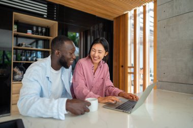 Dijital yaşam tarzı ve çevrimiçi bağlantı. Modern teknoloji odaklı dünyada eğlence, alışveriş ve kusursuz iletişimin tadını çıkaran çok ırklı mutlu bir çift.