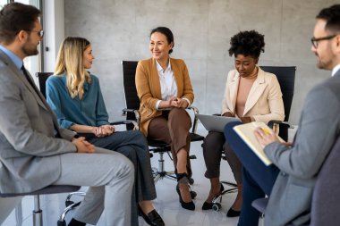 Çok uluslu bir işyerinde bir lider küresel perspektifleri, kültürler arası işbirliğini, çeşitliliği, dahil edilmeyi ve uluslararası iş mükemmelliğini birleştirir.