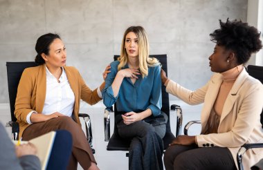 Depresyon, stres ve anksiyete tedavisi gören bir grup farklı insanla danışmanlık, grup ve psikoloji tartışması. Psikolog toplantısında erkek ve kadınlar ruh sağlığından bahseder.