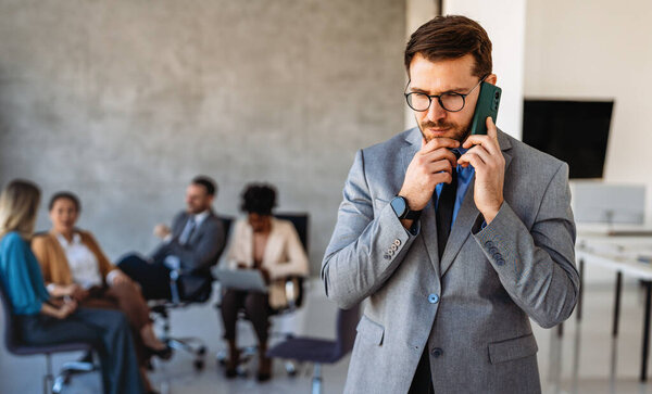 Современный профессионал в офисной среде, выделяя командную работу, сотрудничество, лидерство и инновации как ключевые элементы современной деловой жизни