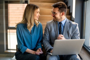 Dizüstü bilgisayarlı genç iş adamlarının başarısı, gelecekteki uygulama teknolojisi için araştırma ve programlamada yenilik. Girişimci iş sitesi IT yazılımı için gelecekçi ağ, analiz ve geliştirici