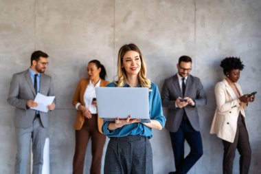 Çeşitli iş arkadaşları olan çok kültürlü iş adamları, toplantıdaki yönetici yöneticiler. Çok kültürlü profesyonel iş adamları yönetim kurulunda araştırma planı üzerinde birlikte çalışıyorlar..