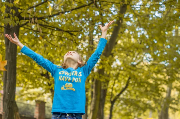 Dziewczyna Szkoła Agel Jest Zabawę Rzucając Żółte Liście Jesienią Park — Zdjęcie stockowe