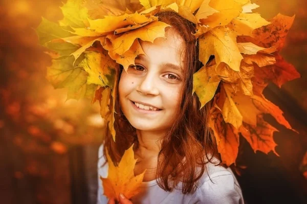 Portrait Girl School Age Beautiful Sunny Autumn Park Wreath Leaves — Stock Photo, Image